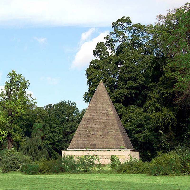 Pyramide Neuer Garten